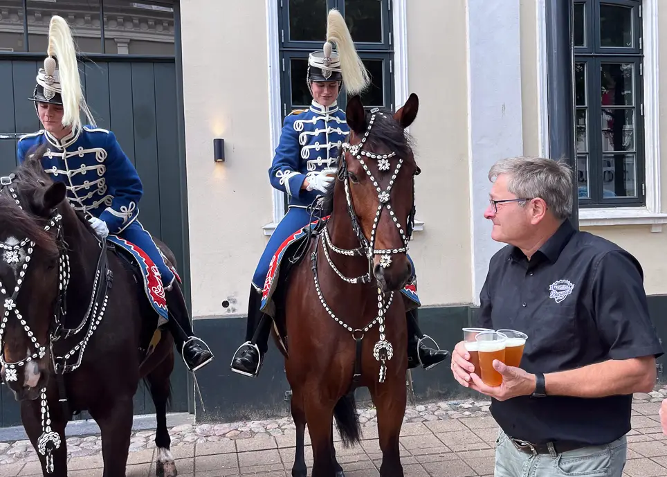 Billede af Fredericia Brewpubs ejer, Alex, på vej med øl til soldaterne.