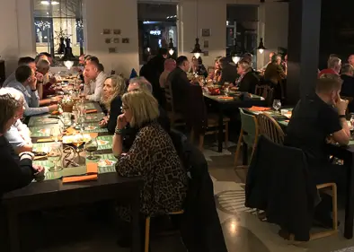 Billede af gæster, der spiser